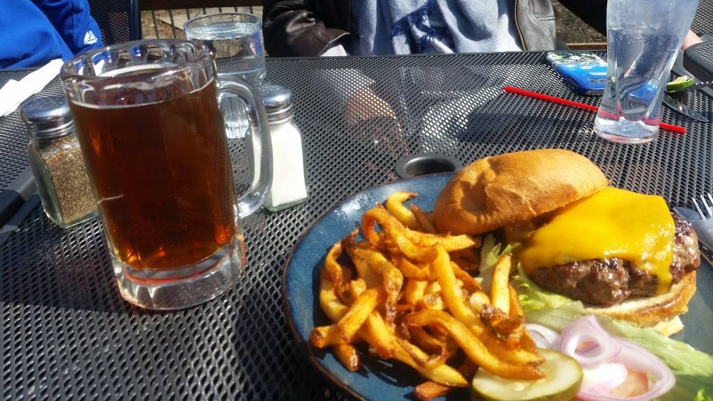 Highway House | restaurant | 5653 N Northwest Hwy, Chicago, IL 60646, USA | 7736573534 OR +1 773-657-3534