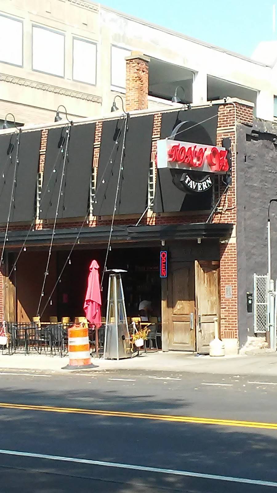 Tony Vs Tavern | restaurant | 5756 Cass Ave, Detroit, MI 48202, USA | 3138335595 OR +1 313-833-5595