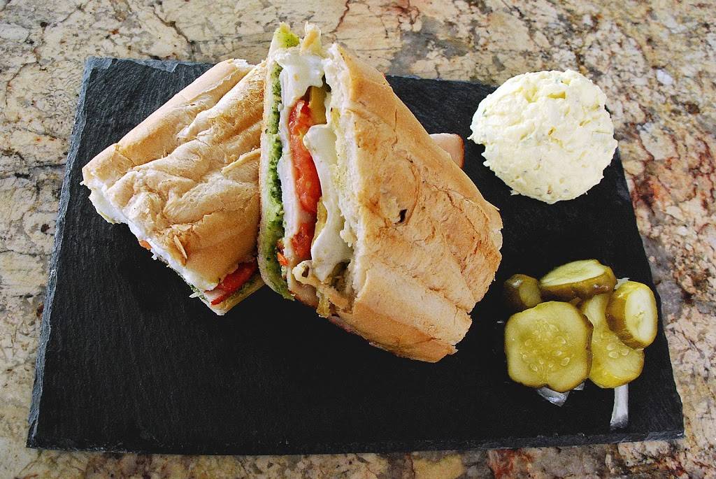 Evys Terrace Bar & Bistro | restaurant | 635 S Gulfview Blvd, Clearwater Beach, FL 33767, USA | 7274511111 OR +1 727-451-1111