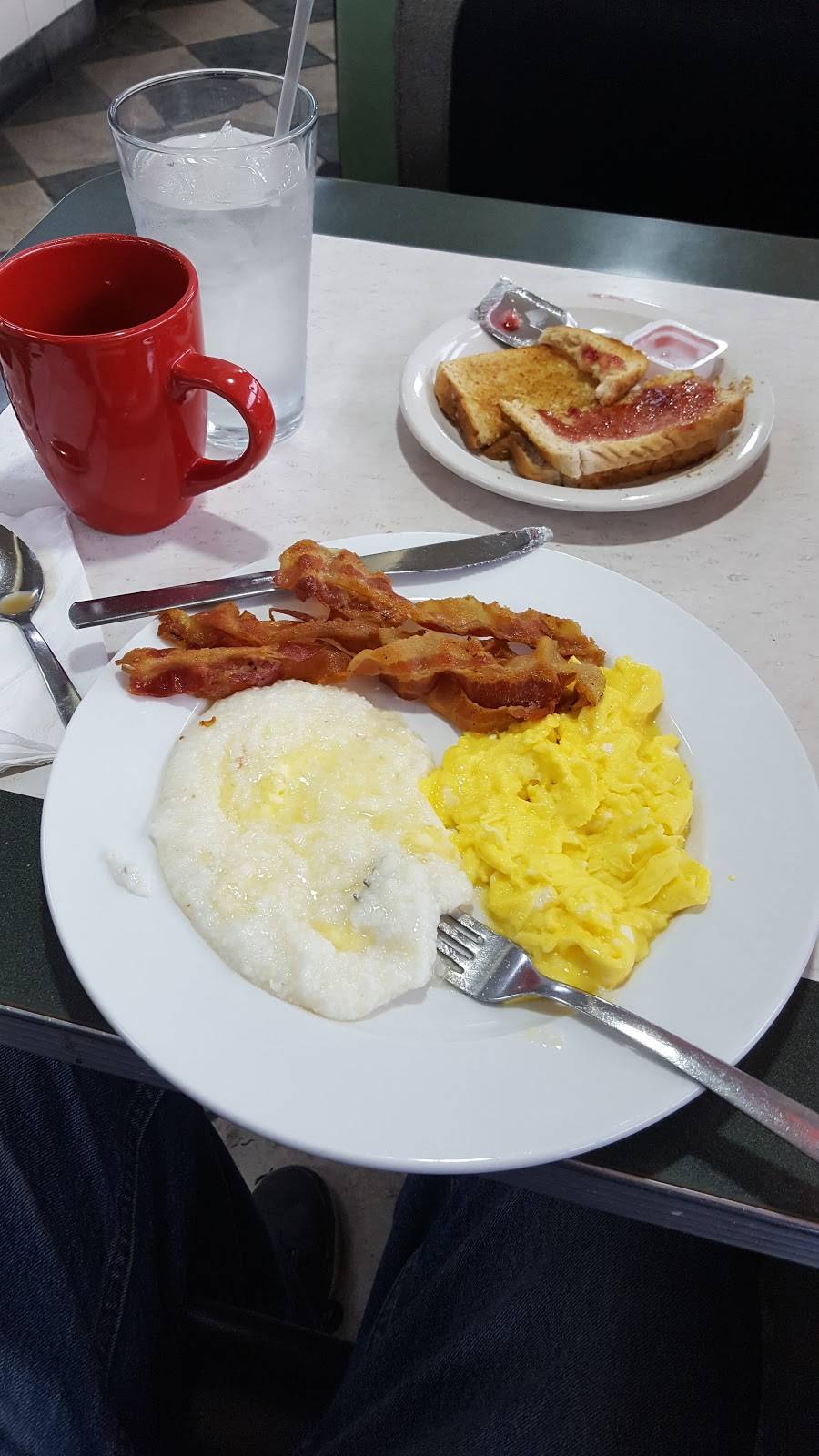 Michaels Diner At Shaker Square | restaurant | 13051 Shaker Blvd, Cleveland, OH 44120, USA | 2167520052 OR +1 216-752-0052