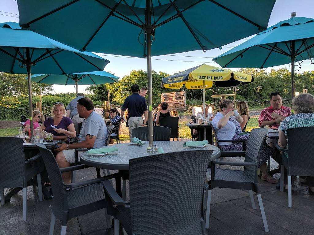 Beach House Grill | restaurant | 1 Dorne Dr, Stratford, CT 06615, USA | 2036127134 OR +1 203-612-7134