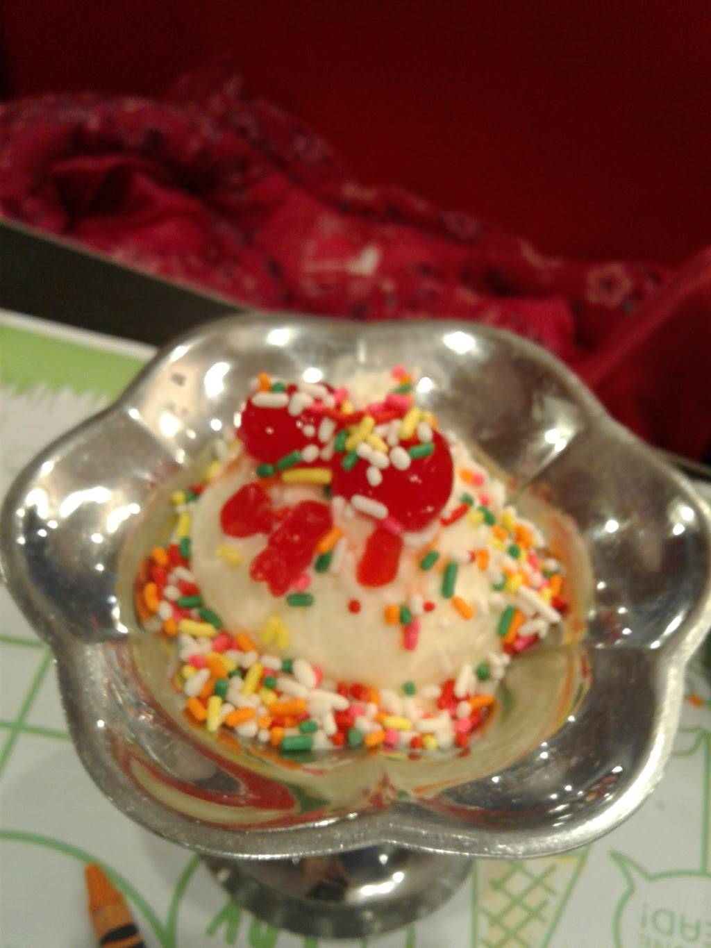 Friendlys | restaurant | 5 Davis Straits Road, Falmouth, MA 02540, USA | 5085482361 OR +1 508-548-2361