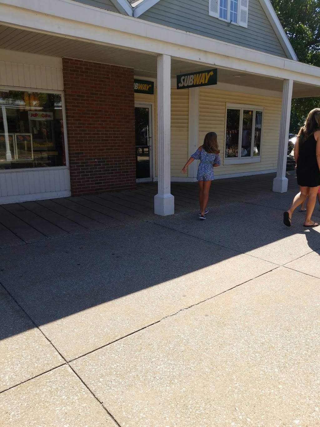 Subway | restaurant | Lighthouse Place Premium Outle, 601 Wabash St D250, Michigan City, IN 46360, USA | 2198727827 OR +1 219-872-7827