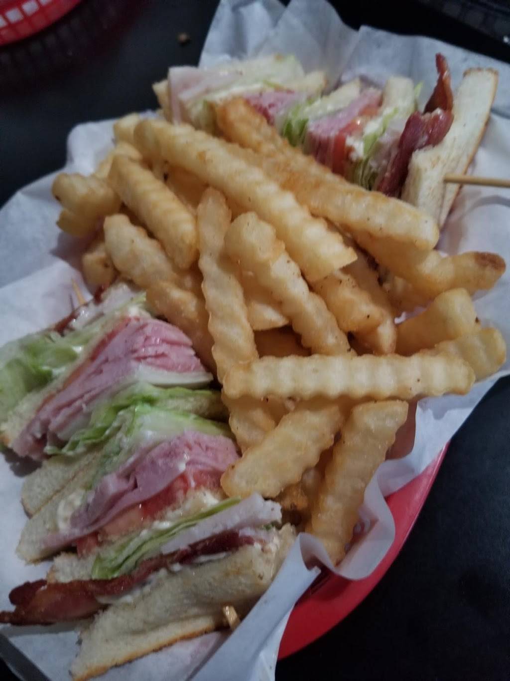 Gils Inside Mr Ds | restaurant | 122 E Park St, Stockton, CA 95202, USA | 2096037990 OR +1 209-603-7990