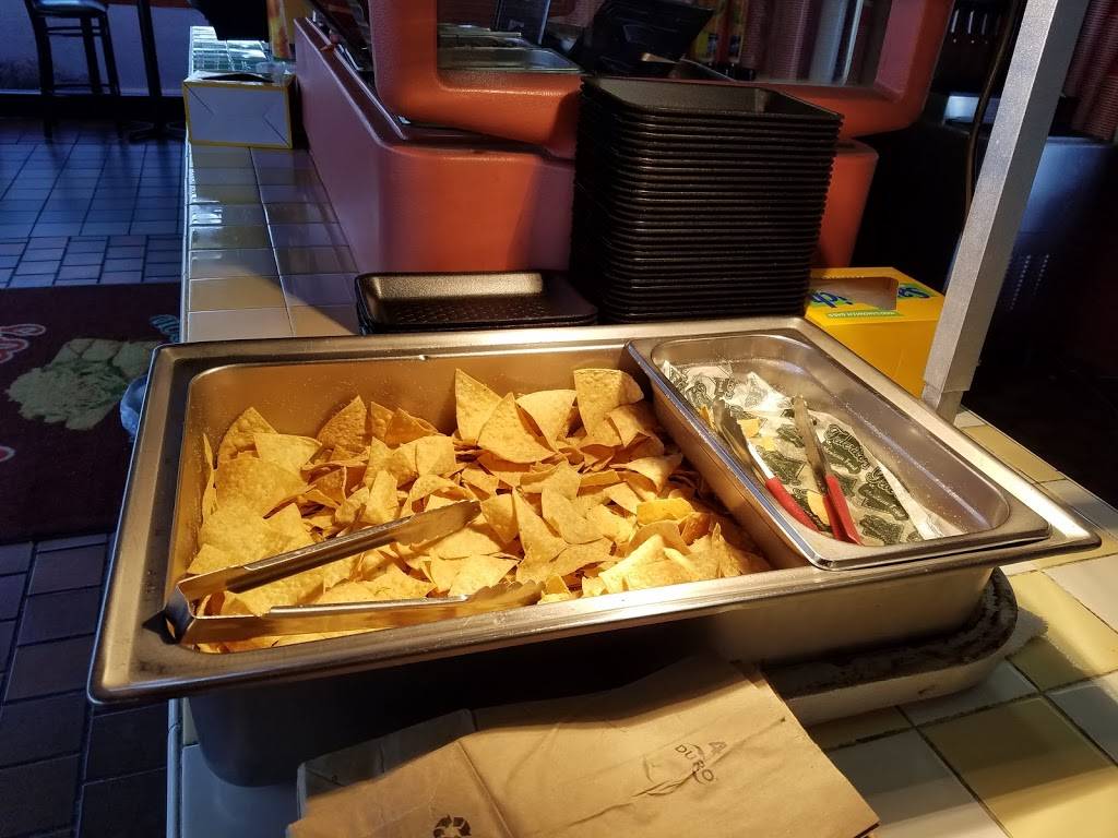 Federicos Mexican Food | restaurant | 1109 Juan Tabo Blvd NE, Albuquerque, NM 87112, USA | 5052716499 OR +1 505-271-6499