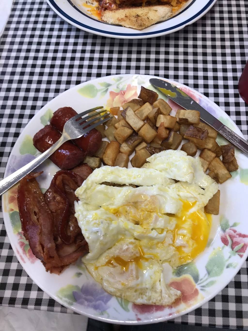 Bees Home Cooking | restaurant | 2511 Sanford Ave, Sanford, FL 32773, USA | 4073288554 OR +1 407-328-8554