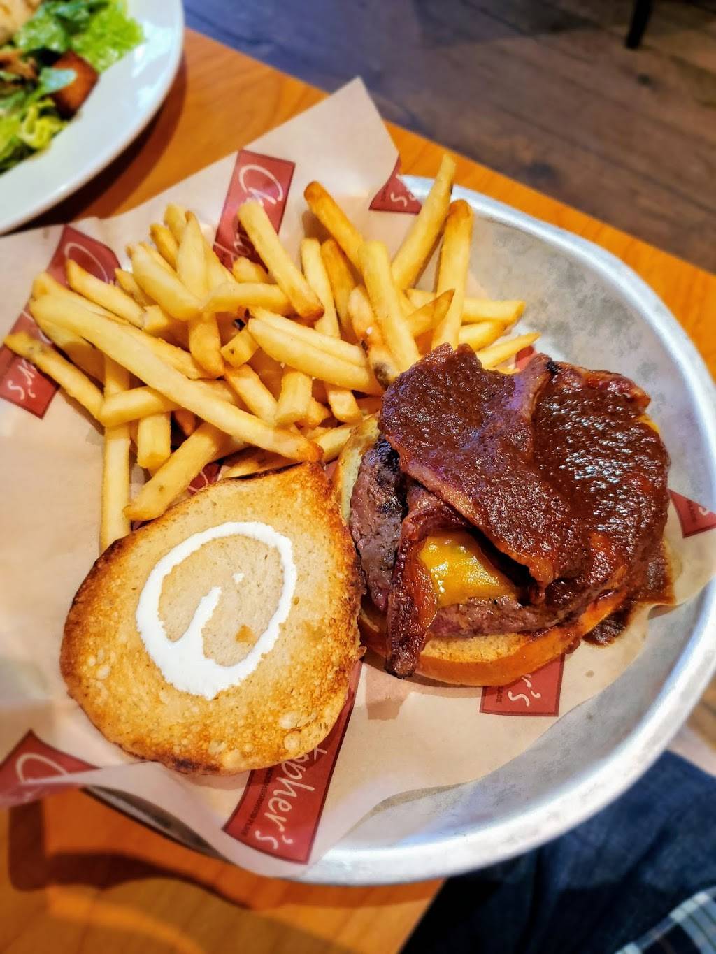 Christophers A Neighborhood Place | restaurant | 3315, 108 N Wayne Ave, Wayne, PA 19087, USA | 6106876558 OR +1 610-687-6558