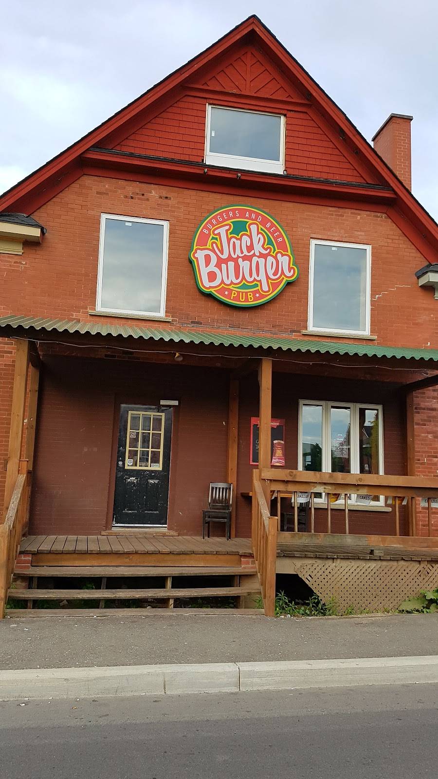 Jack Burger Pub | restaurant | 45 Duke St W, Kitchener, ON N2H 3W6, Canada | 5197442644 OR +1 519-744-2644