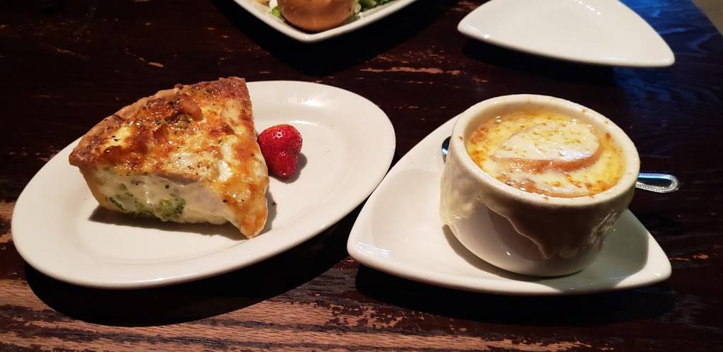 Houlihans | restaurant | 2136 NJ-35, Holmdel, NJ 07733, USA | 7326716633 OR +1 732-671-6633