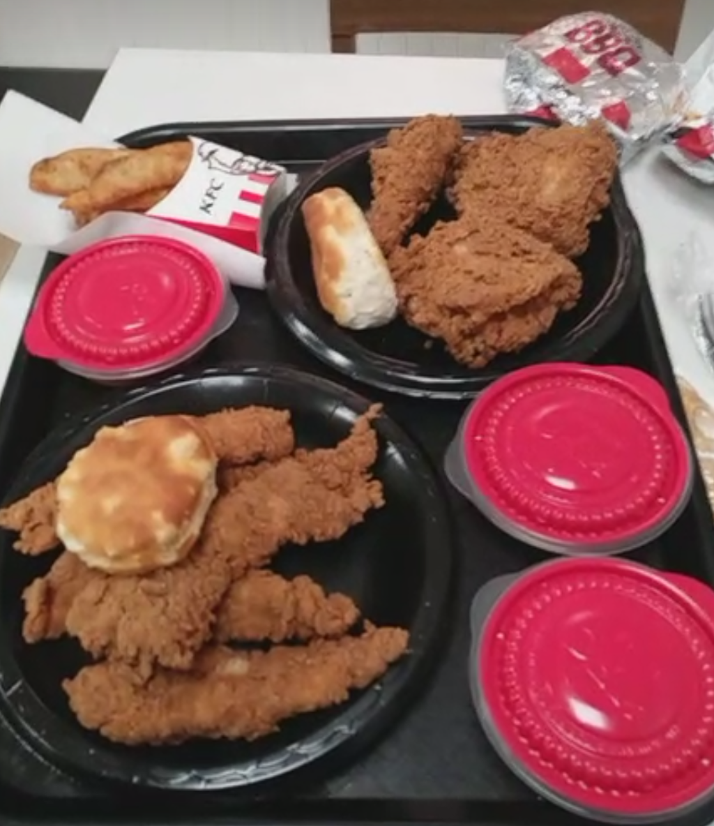 KFC | restaurant | 306 E Maple St, Centerville, IA 52544, USA | 6418562110 OR +1 641-856-2110