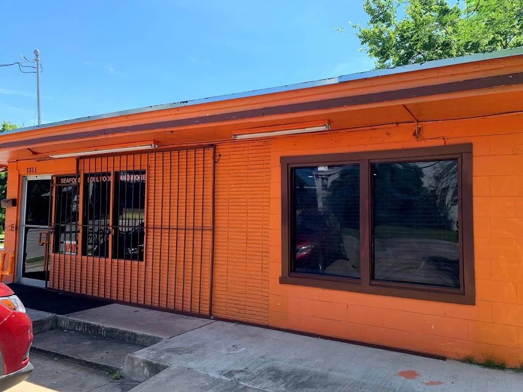 Rolands | restaurant | 1311 Chestnut Ave, Austin, TX 78702, USA | 5122221777 OR +1 512-222-1777