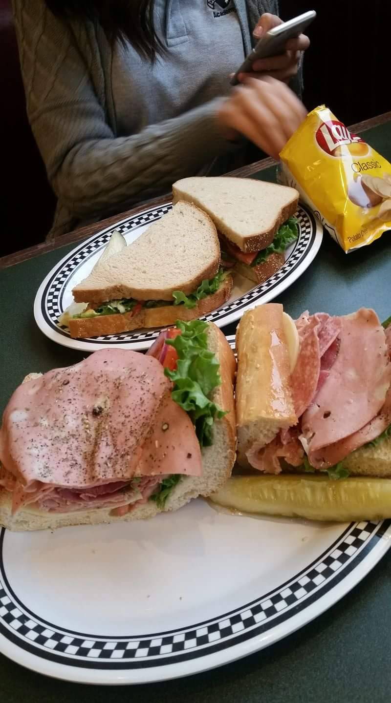 Heidis Brooklyn Deli | restaurant | 624 Turner St, Auburn, ME 04210, USA | 2077843434 OR +1 207-784-3434