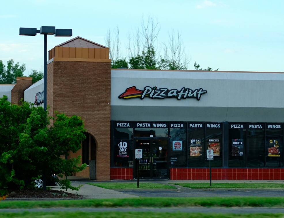 Pizza Hut | restaurant | 1301 W Pioneer Pkwy Ste 105, Peoria, IL 61615, USA | 3096938686 OR +1 309-693-8686