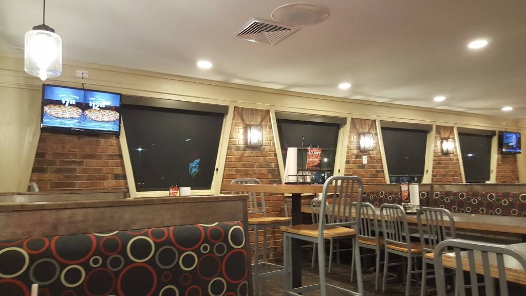 Pizza Hut | meal takeaway | 2415 S Country Club Rd, El Reno, OK 73036, USA | 4052621645 OR +1 405-262-1645