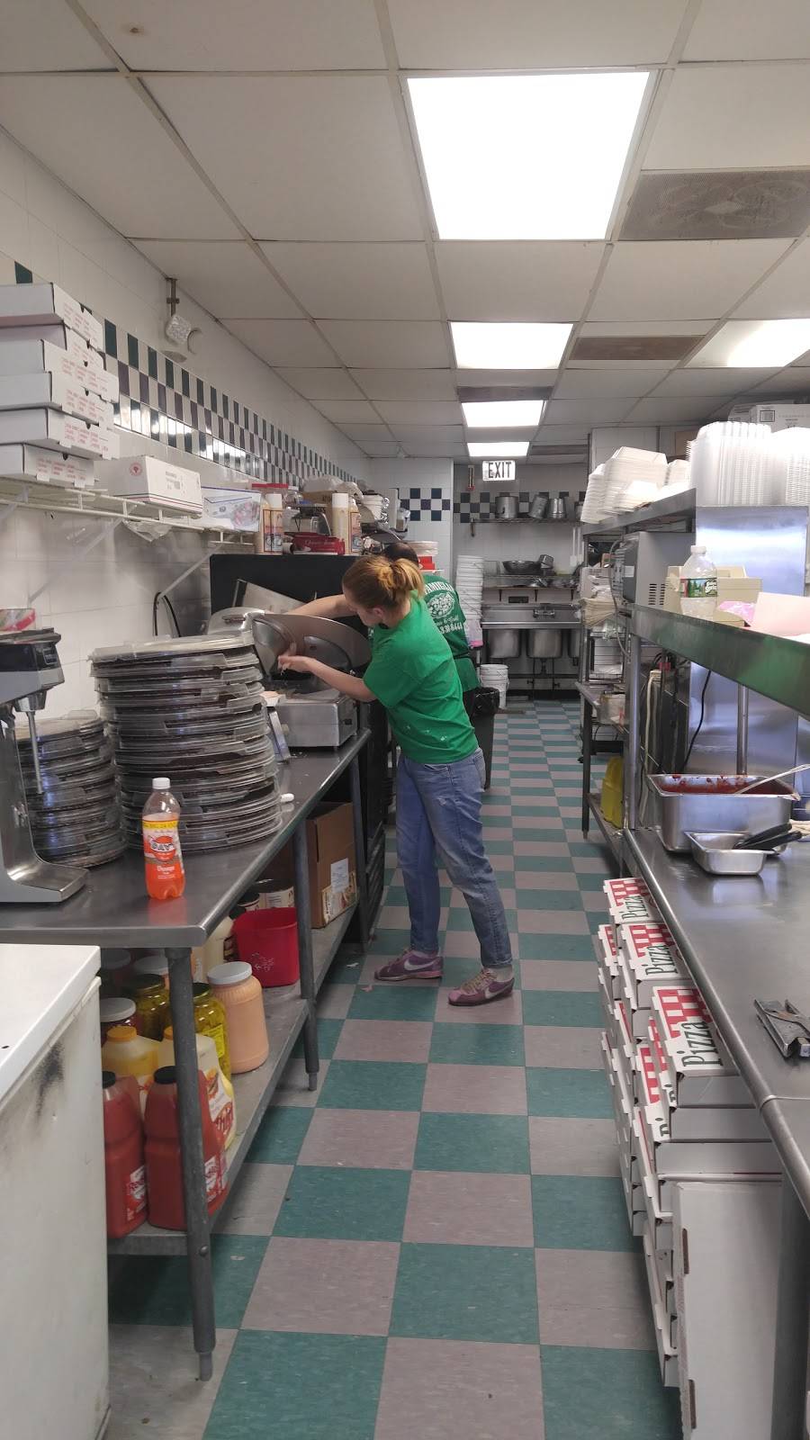 La Famiglia Pizza & Grill | restaurant | 6832 Bustleton Ave, Philadelphia, PA 19149, USA | 2153388440 OR +1 215-338-8440