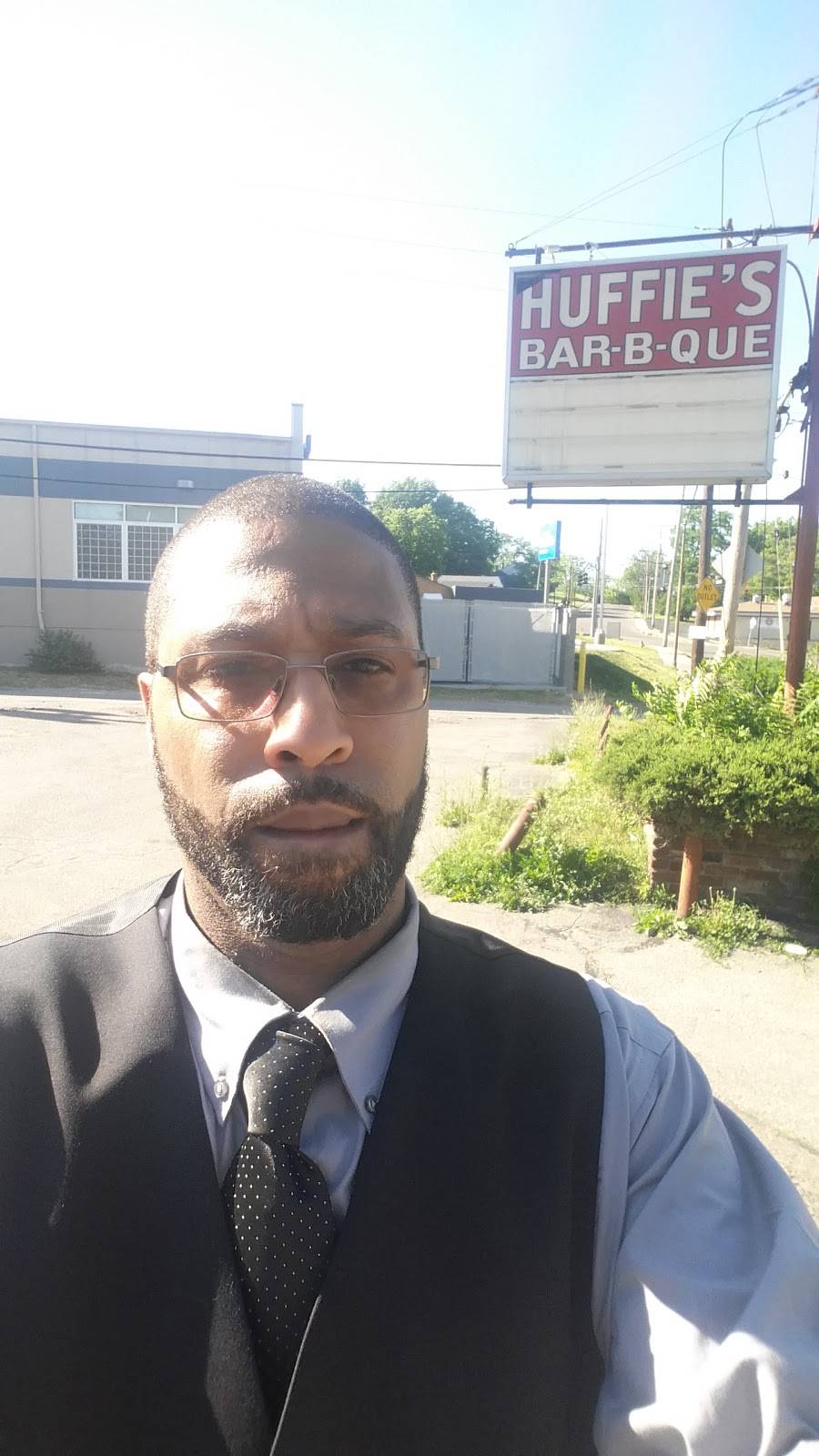 Huffies Bar-B-Que | restaurant | 925 McArthur Ave, Dayton, OH 45417, USA | 9372632289 OR +1 937-263-2289