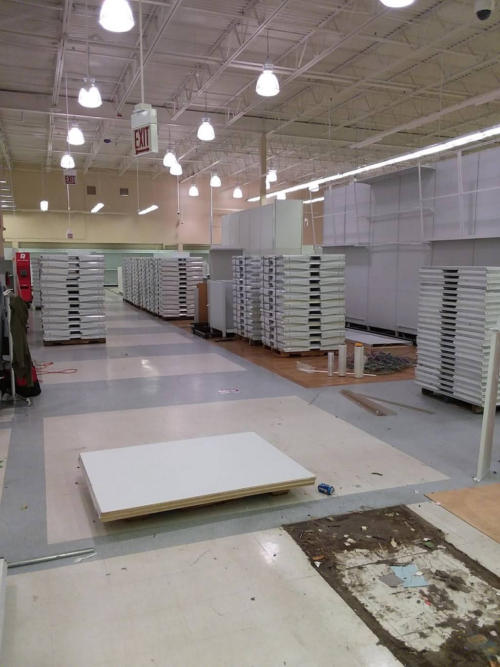 Roscoe Square | shopping mall | 3330 N Western Ave, Chicago, IL 60618, USA | 6306452800 OR +1 630-645-2800