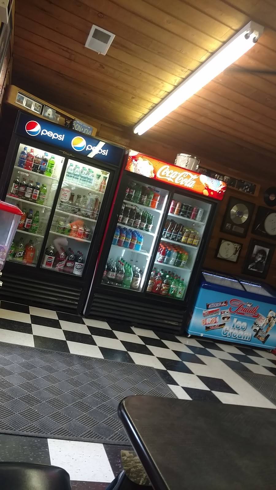 Saucy Jacks | restaurant | 139 Main St, Camden, OH 45311, USA | 9377873024 OR +1 937-787-3024