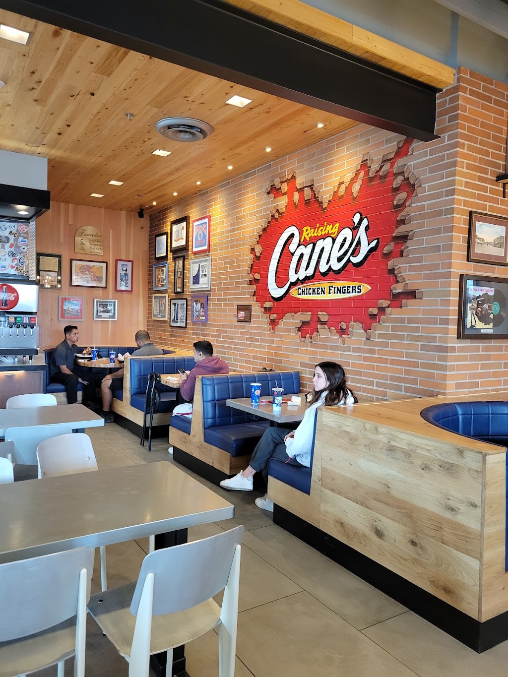 Raising Canes | meal takeaway | 1280 W Valley Pkwy, Escondido, CA 92029, USA | 7604802800 OR +1 760-480-2800