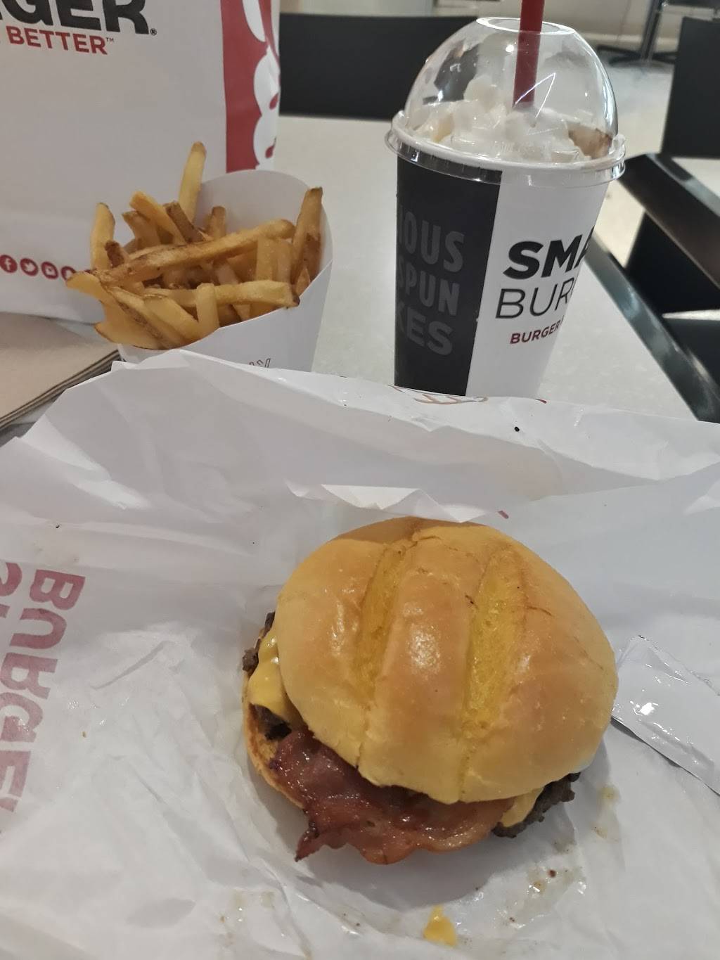 Smashburger | restaurant | 2800 N Terminal Road Space, Tbf-2, Houston, TX 77032, USA | 3036331500 OR +1 303-633-1500
