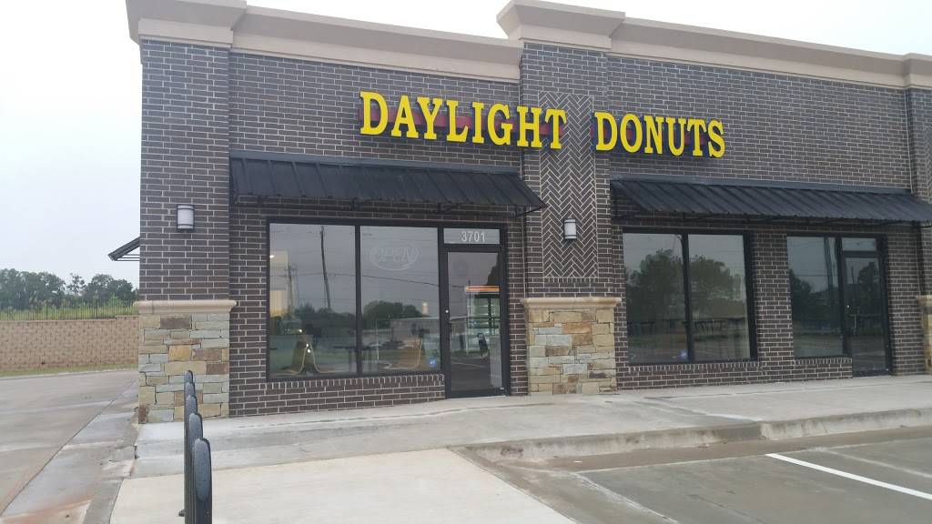 Daylight Donuts 2nd St. | restaurant | 3701 E 2nd St, Edmond, OK 73034, USA | 4056965979 OR +1 405-696-5979