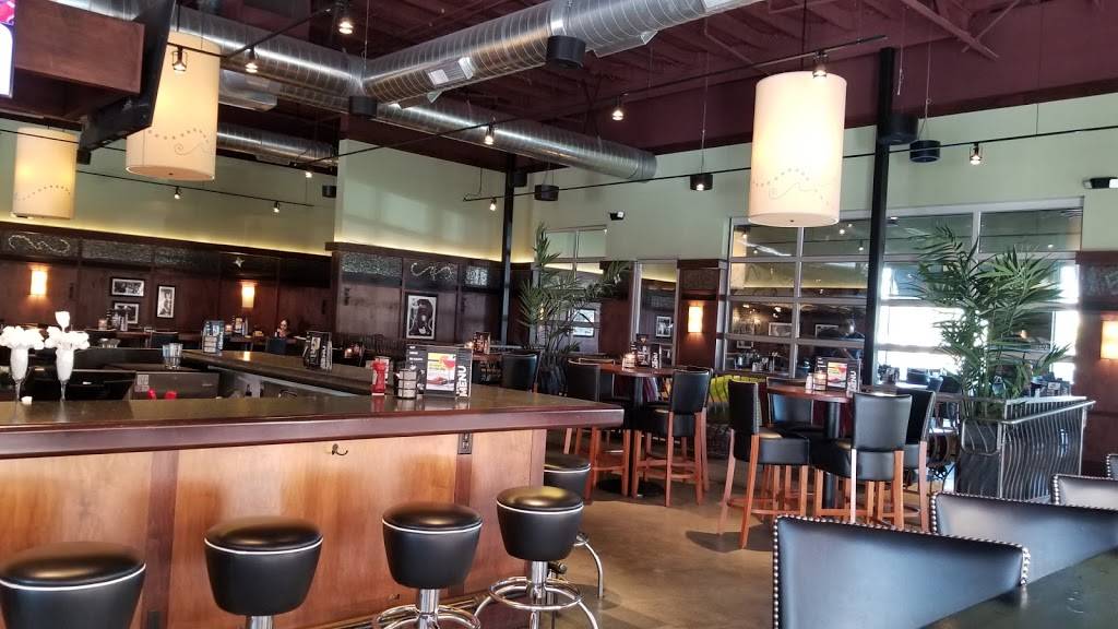 Bar Louie - The District | night club | 2467 Park Ave, Tustin, CA 92782, USA | 6572064600 OR +1 657-206-4600