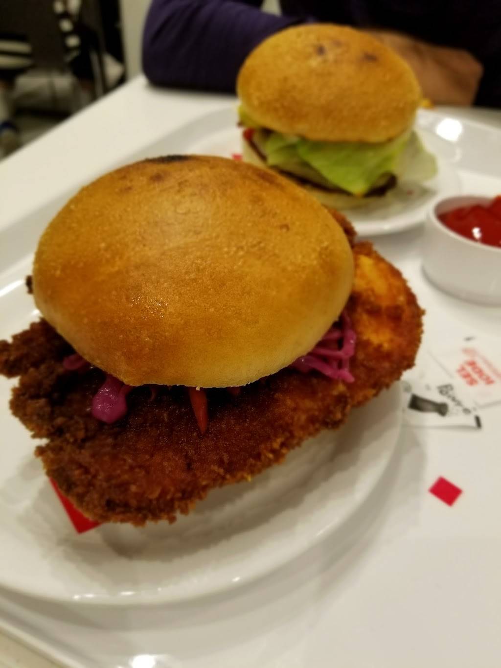 大斯莫克比尔格 | restaurant | 100 City Centre Dr, Mississauga, ON L5B 2C9, Canada | 9052772447 OR +1 905-277-2447