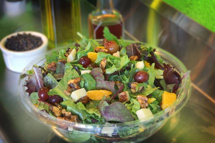 Greens up! Salads | restaurant | 912 Montana Ave, Santa Monica, CA 90403, USA | 3103941111 OR +1 310-394-1111