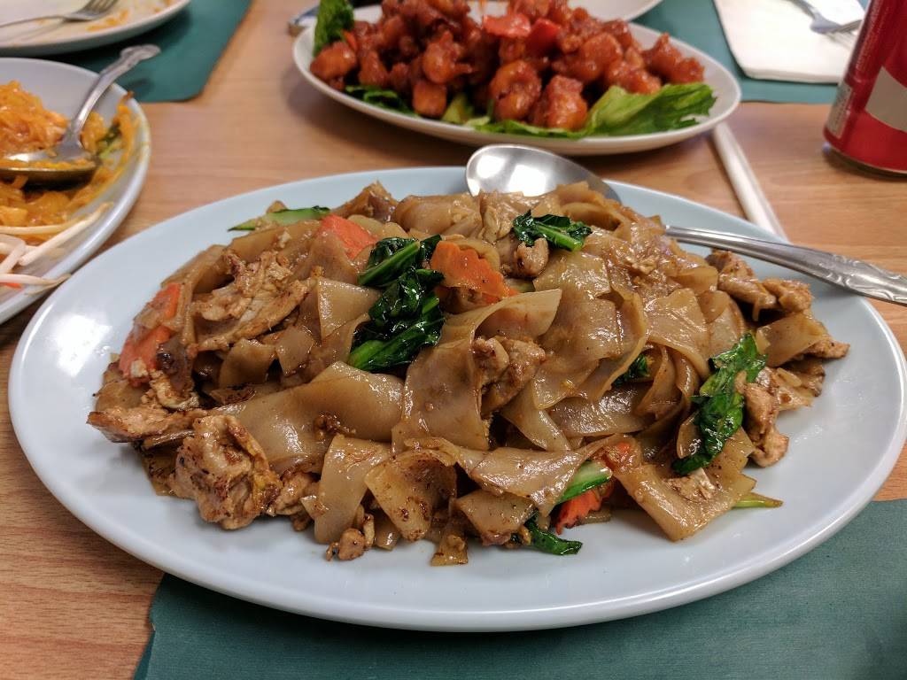 Khun Moo Thai Kitchen | restaurant | 3318, 8674 Lindley Ave, Northridge, CA 91325, USA | 8187093966 OR +1 818-709-3966