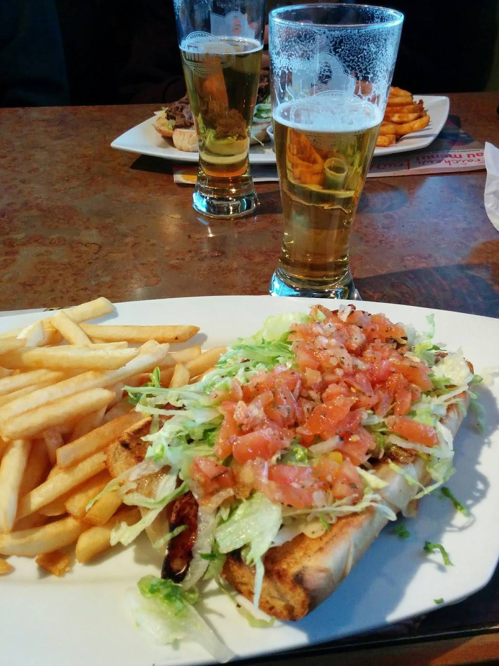 Mikes | restaurant | 880 Rue Beaulac, Saint-Laurent, QC H4R 2X7, Canada | 5143319655 OR +1 514-331-9655