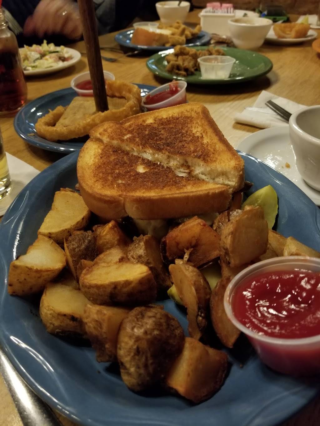 Stable Inn | restaurant | 11880 W Olive Rd, Grand Haven, MI 49417, USA | 6168468581 OR +1 616-846-8581