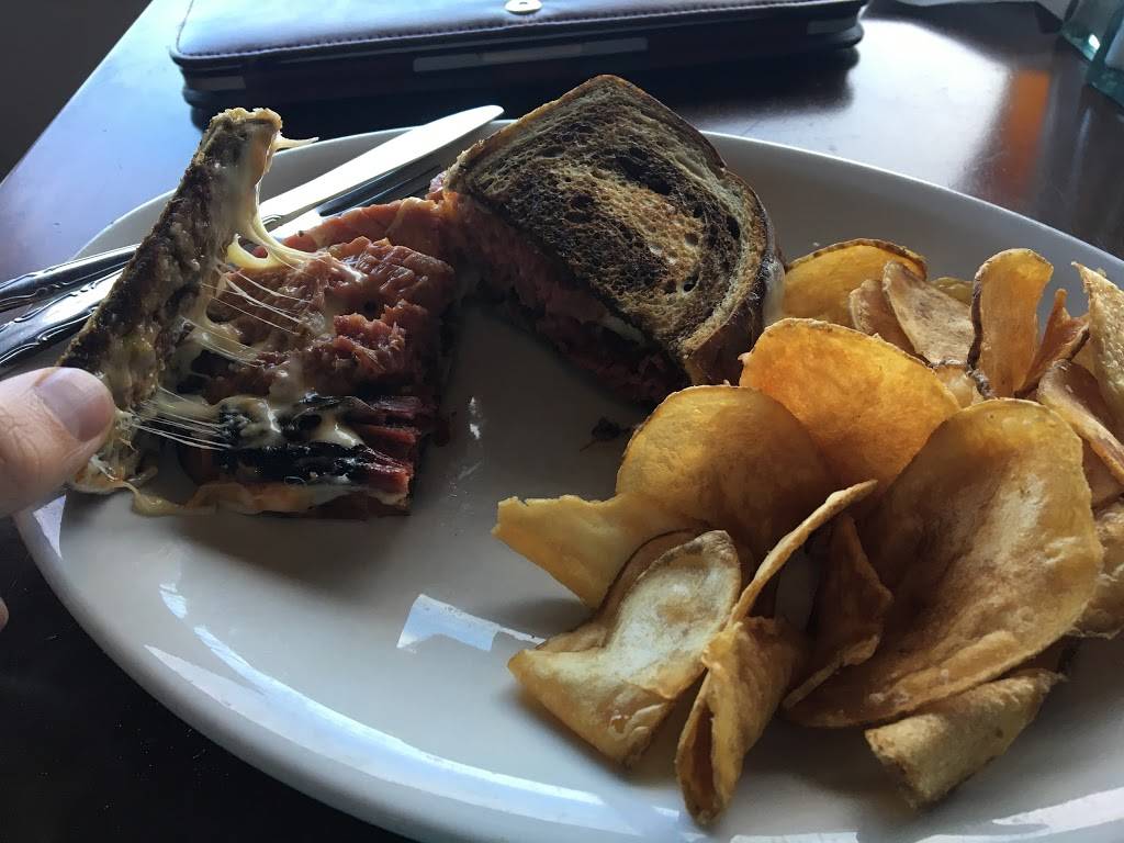 Miller Brewhouse | restaurant | 5300 S Howell Ave, Milwaukee, WI 53207, USA | 4147475300 OR +1 414-747-5300