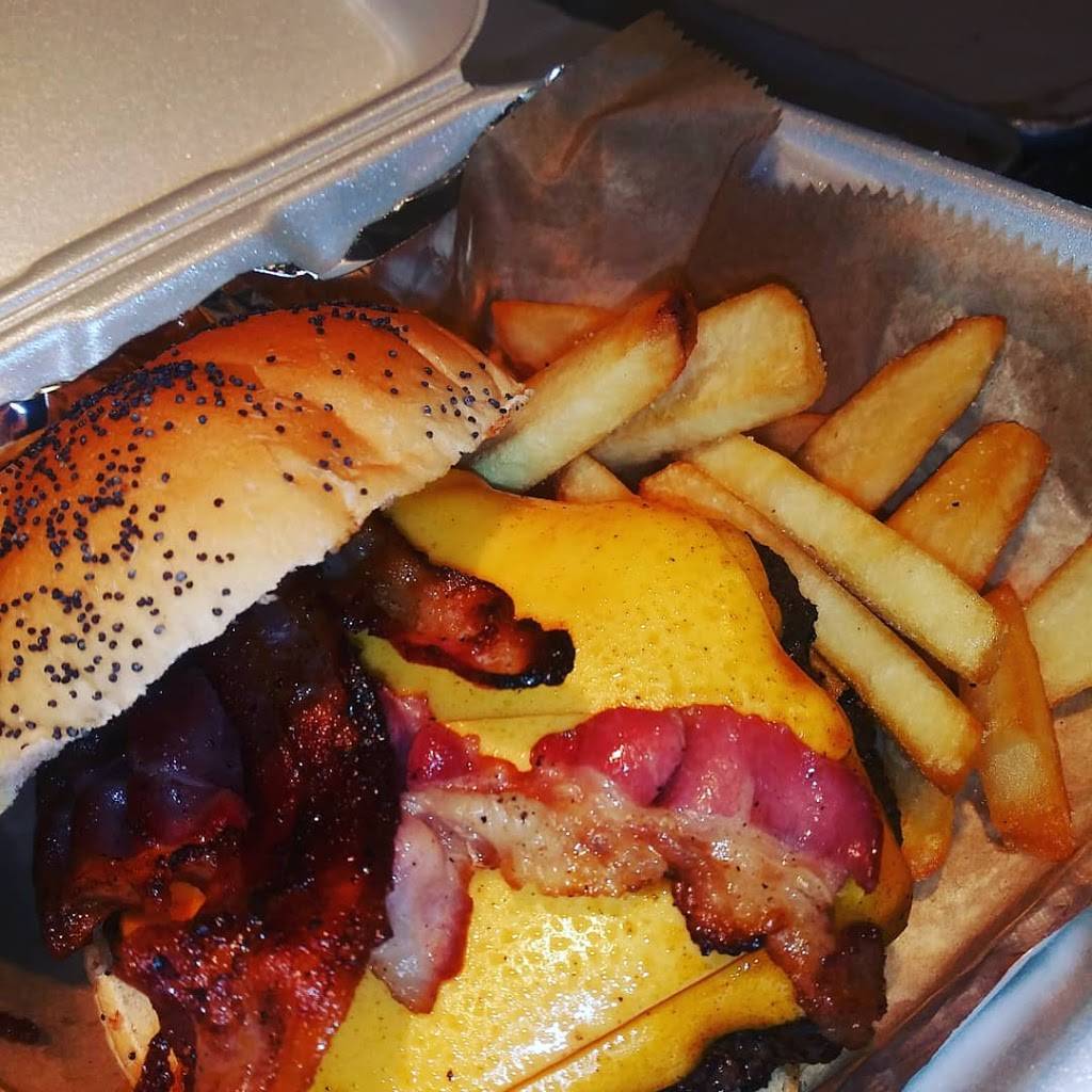 Isaacs World Famous | restaurant | 12305 University Mall Ct, Tampa, FL 33612, USA | 8132320035 OR +1 813-232-0035