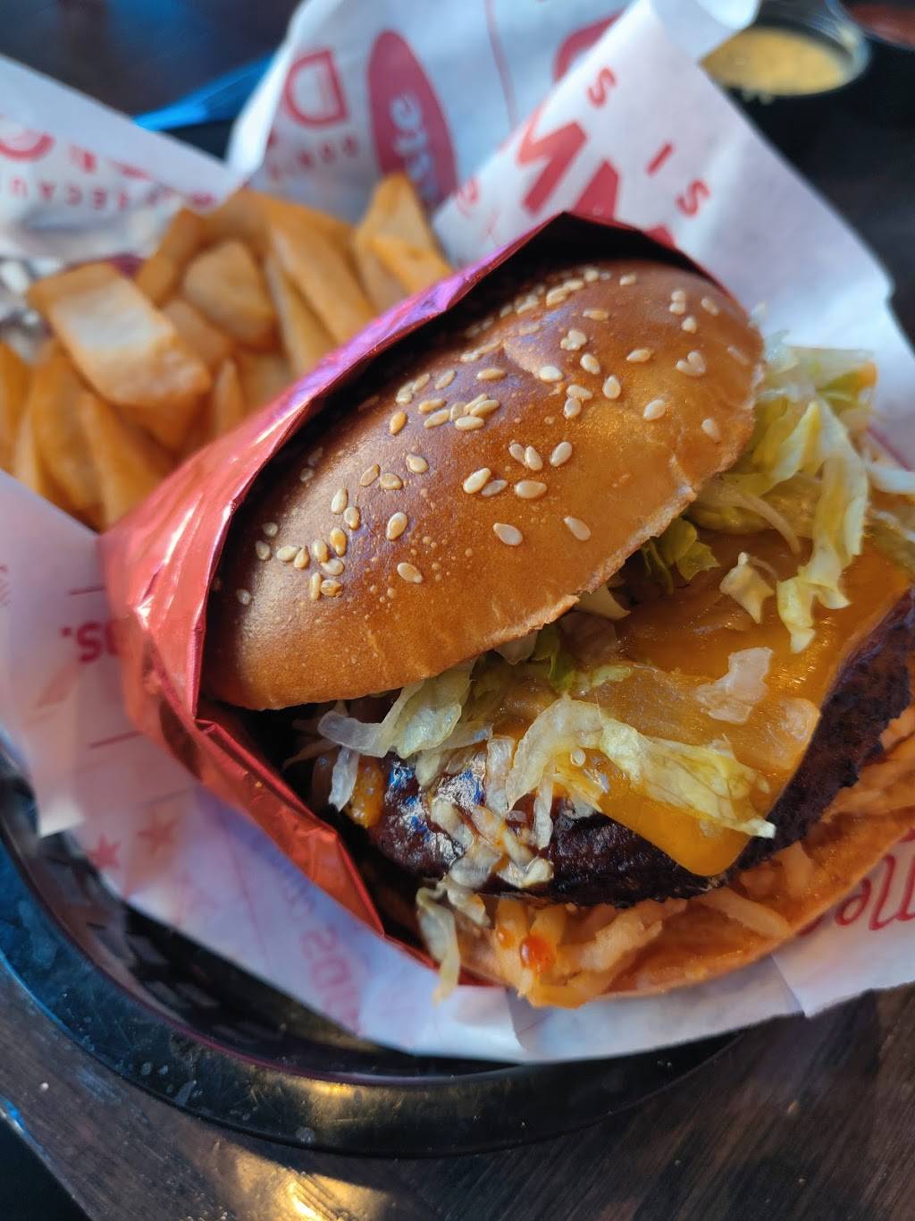 Red Robin Gourmet Burgers and Brews | restaurant | 1080 Brea Mall, Brea, CA 92821, USA | 7145296766 OR +1 714-529-6766