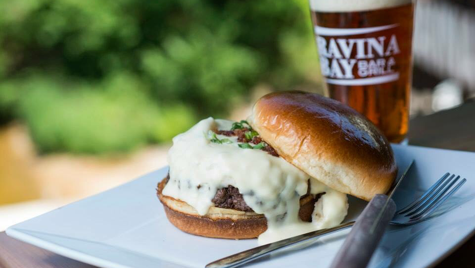 Ravina Bay Bar & Grill | restaurant | 231 E Durkee St, Wisconsin Dells, WI 53965, USA | 6086782226 OR +1 608-678-2226