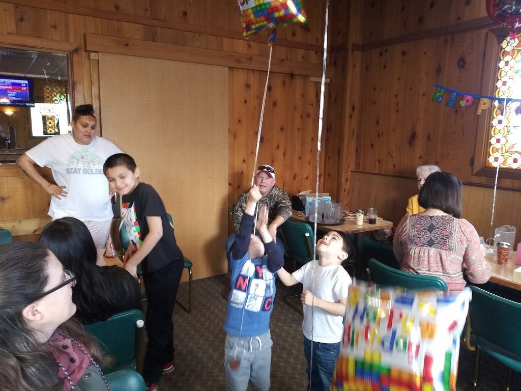 Round Table Pizza | meal takeaway | 821 Eleventh St, Lakeport, CA 95453, USA | 7072638110 OR +1 707-263-8110