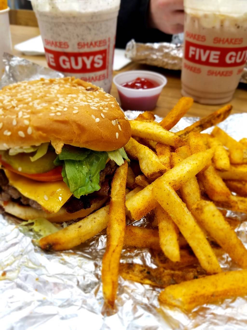 Five Guys | meal takeaway | 9330 76th St, Pleasant Prairie, WI 53158, USA | 2625645625 OR +1 262-564-5625