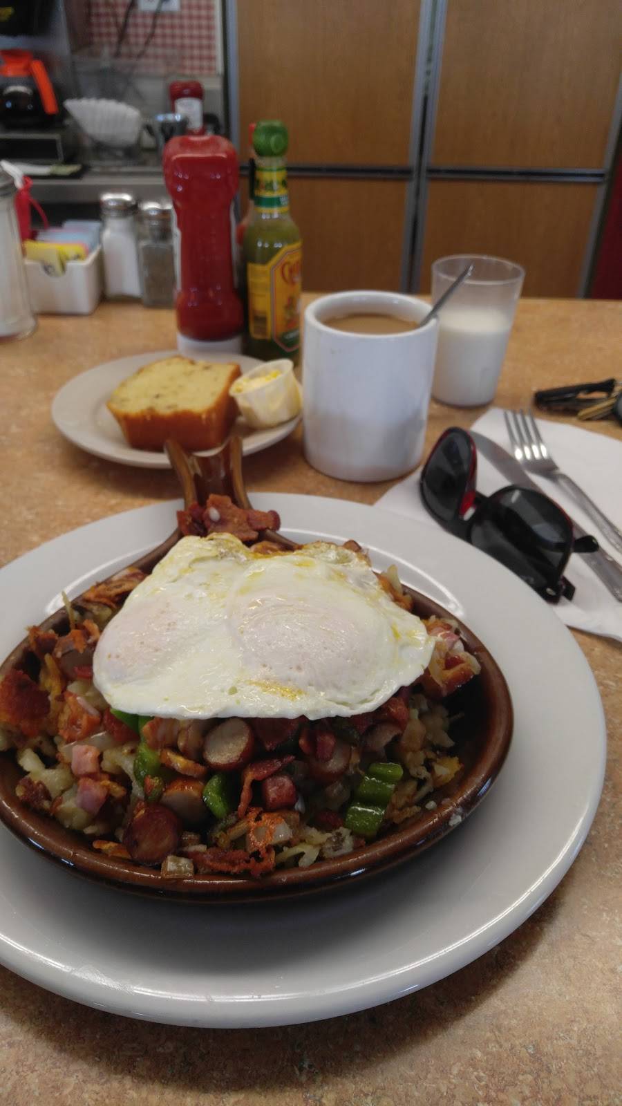 Molly Browns Country Cafe | restaurant | 24949 National Trails Hwy, Helendale, CA 92342, USA | 7609518282 OR +1 760-951-8282