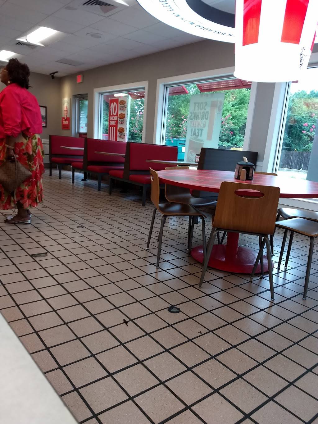 KFC | restaurant | 727 S Highland St, Memphis, TN 38111, USA | 9014587076 OR +1 901-458-7076