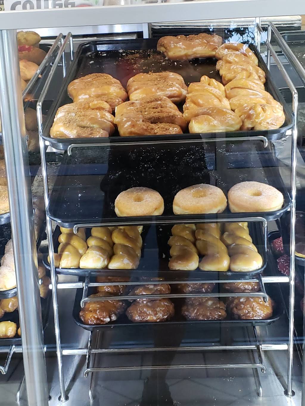 Yum Yum Donuts | bakery | 2931 G St, Merced, CA 95340, USA | 2093833212 OR +1 209-383-3212