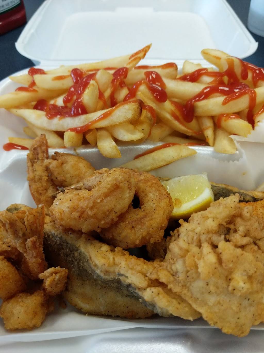 Denos Subs & Seafood | restaurant | 113 E Blackstock Rd, Spartanburg, SC 29301, USA | 8647075077 OR +1 864-707-5077