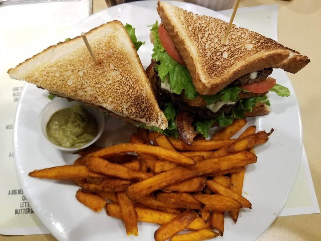 Newport Creamery | restaurant | 701 Fall River Ave, Seekonk, MA 02771, USA | 5083364519 OR +1 508-336-4519