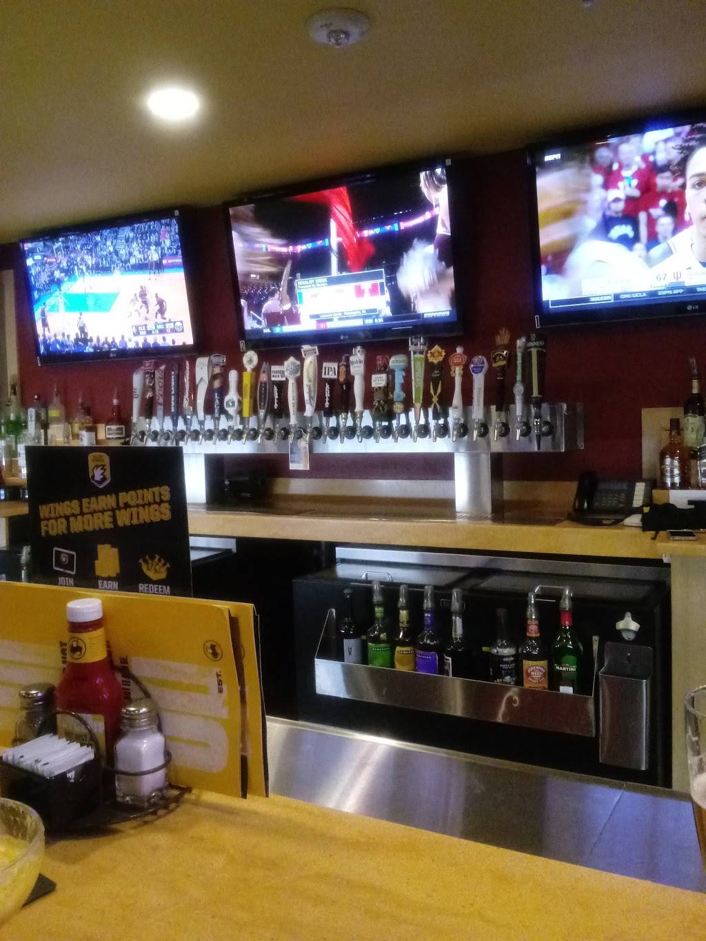 Buffalo Wild Wings | restaurant | 3636 S 27th St, Milwaukee, WI 53221, USA | 4147550088 OR +1 414-755-0088