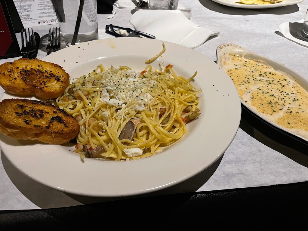 Half Shell Oyster House | restaurant | 3654 Airport Blvd, Mobile, AL 36608, USA | 2513389350 OR +1 251-338-9350