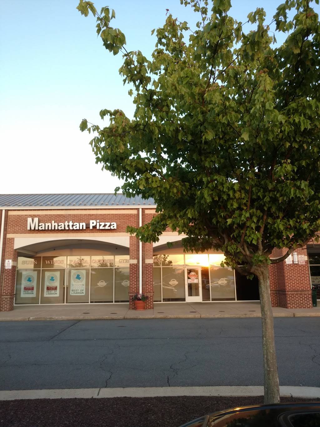 Manhattan Pizza | restaurant | 647 Potomac Station Dr, Leesburg, VA 20176, USA | 7036694020 OR +1 703-669-4020