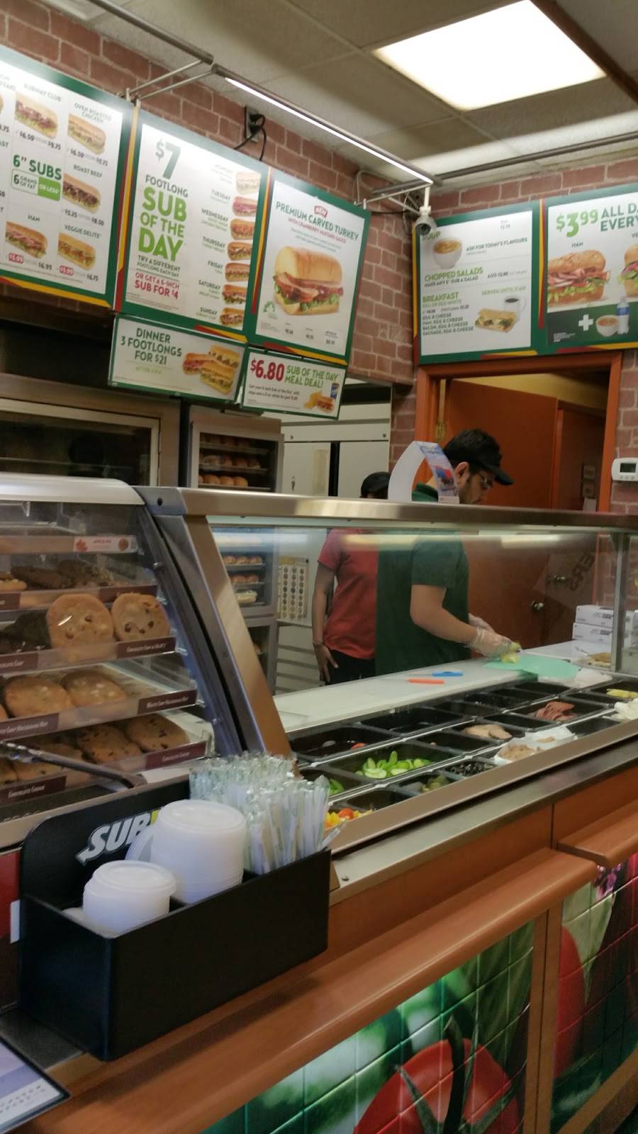 Subway | restaurant | 235 Bloor St E, Toronto, ON M4W 3Y3, Canada | 4169224257 OR +1 416-922-4257
