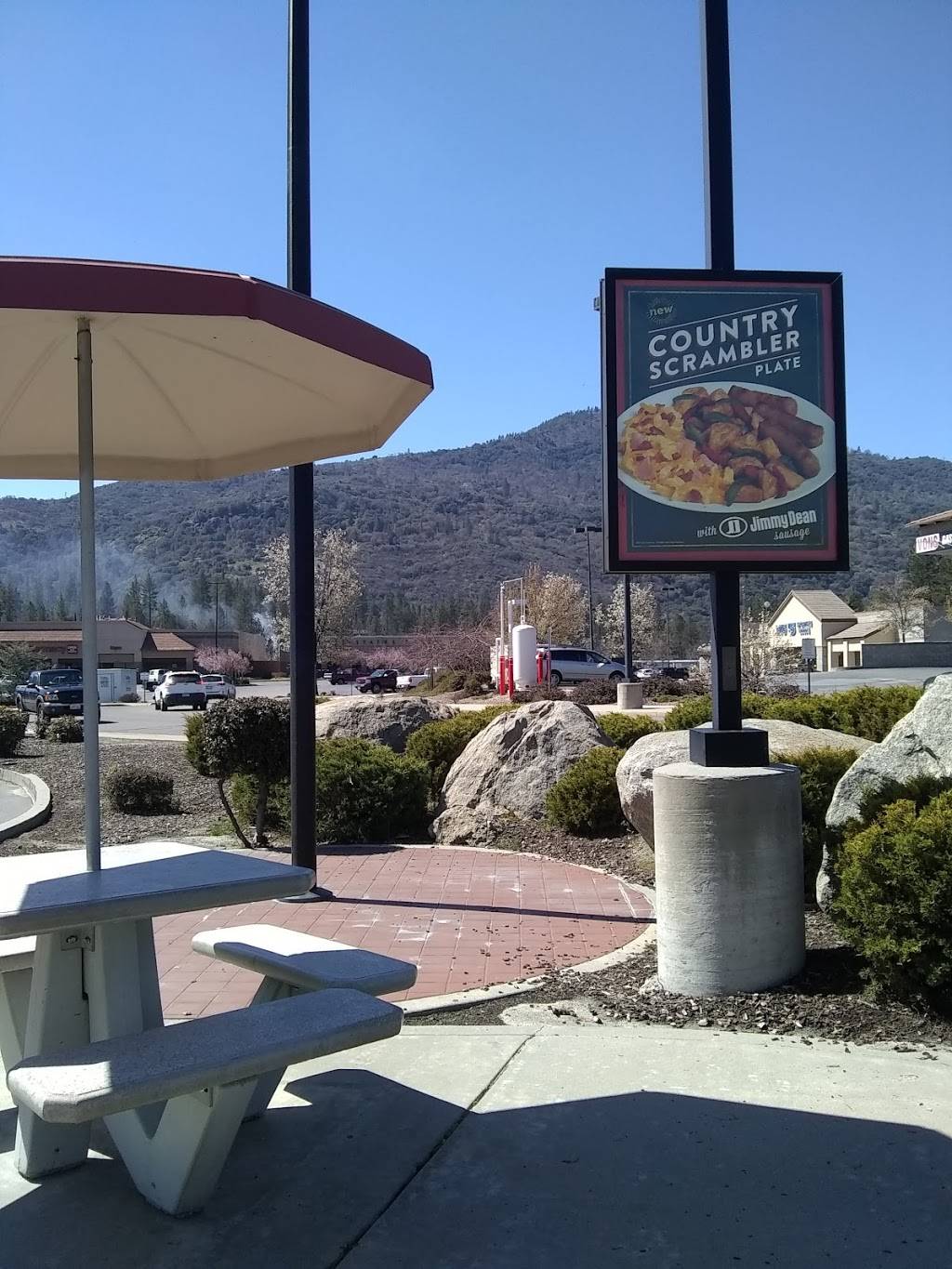 Jack in the Box | restaurant | 40070 CA-49, Oakhurst, CA 93644, USA | 5596586061 OR +1 559-658-6061