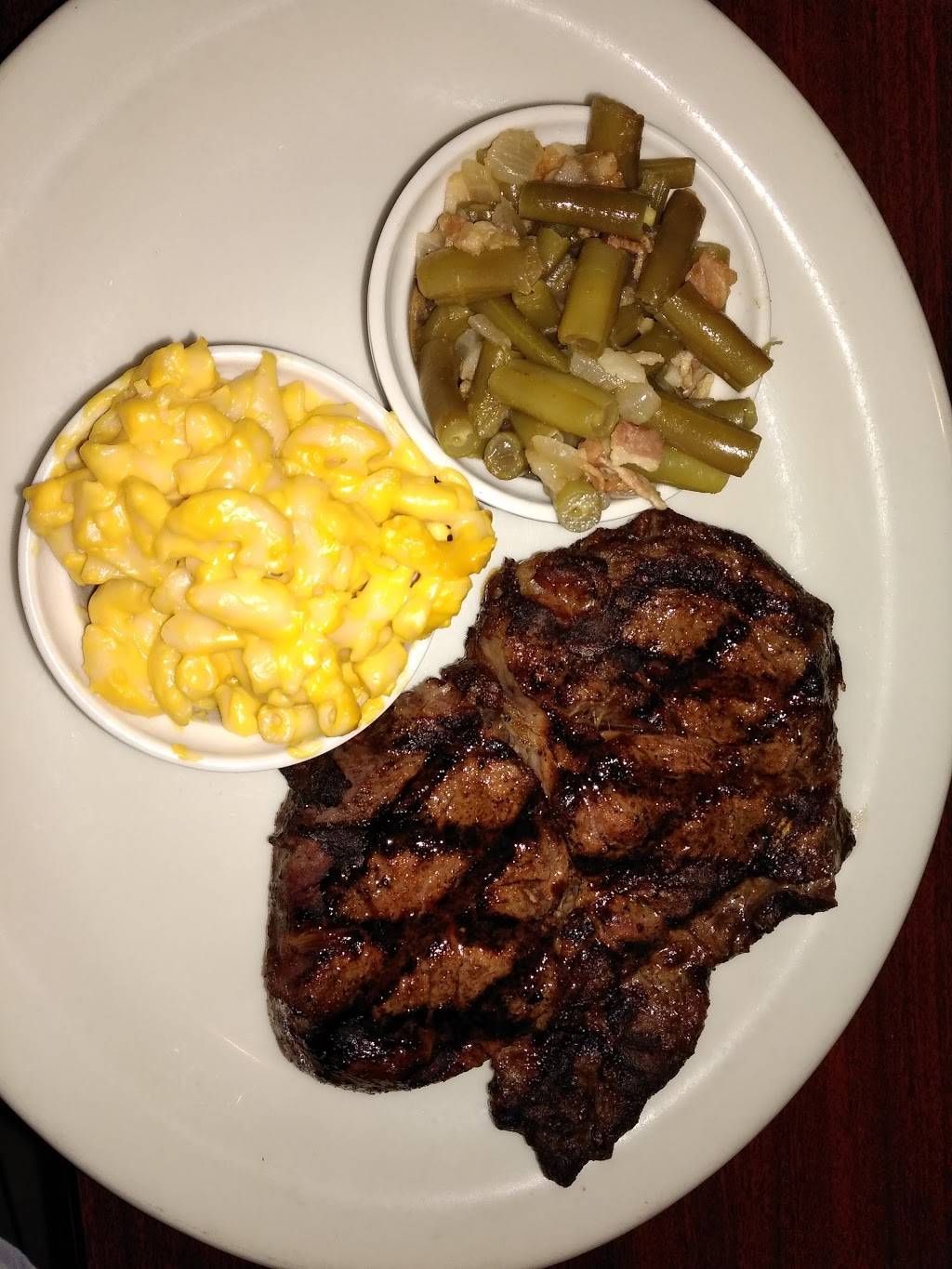 Christophers Steakhouse & Seafood | restaurant | 703 E Broad St, Elizabethtown, NC 28337, USA | 9102476206 OR +1 910-247-6206