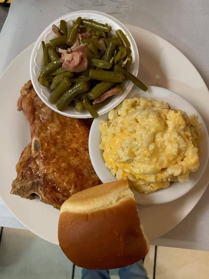 Hutchs Kuntry Kookin | restaurant | 127 Beach St, Ridgeville, SC 29472, USA | 8437719838 OR +1 843-771-9838