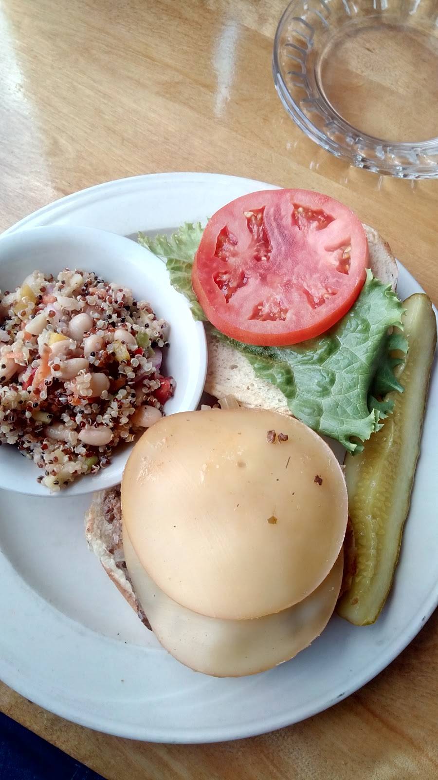 Flying Goose Brew Pub | restaurant | 40 Andover Road, New London, NH 03257, USA | 6035266899 OR +1 603-526-6899